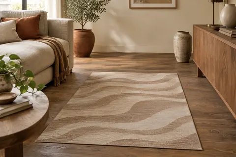 Tapis beige rectangulaire à motif géométrique ondulé posé sur un sol en bois clair dans un salon